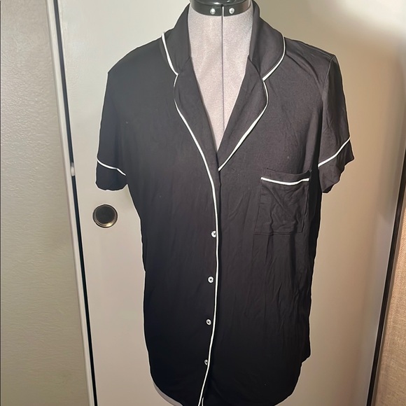 Alfa I Black and White Pajama Set with Classic Tailored Design - Picture 2 of 4